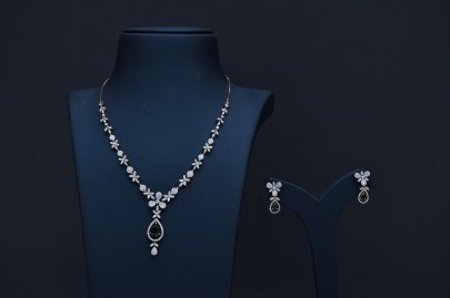 Divine Royal Emerald Drop Diamond Necklace Set with Matching Earrings – Floral Luxury Design for Weddings & Special Occasions